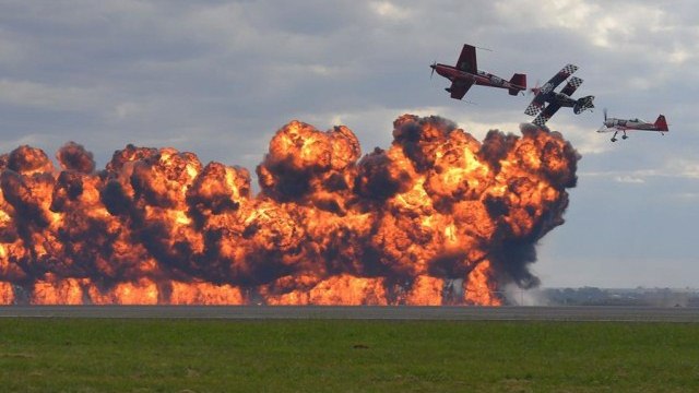 Alevlerin arasında gösteri uçuşu galerisi resim 1