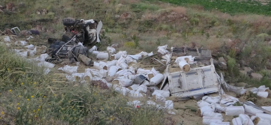 Kayseri'de devrilen kamyon paramparça oldu: 3 ölü