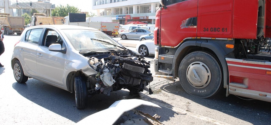 Çekmeköy'de 3 aracın karıştığı kaza yoğunluğa sebep oldu