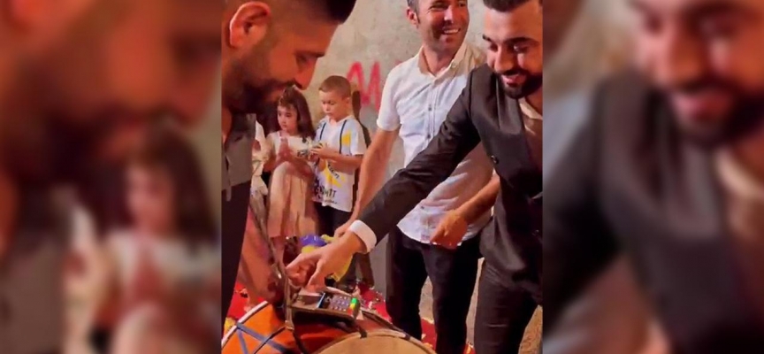 'Nakit yok' bahanesini duyan davulcu kredi kartıyla bahşiş topladı