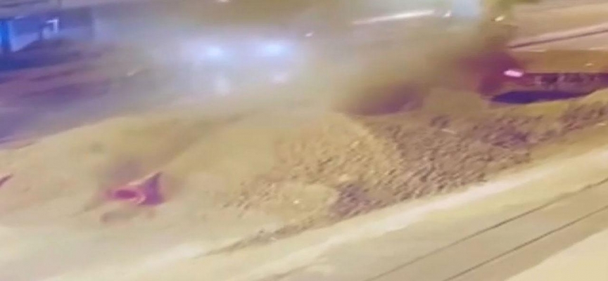 Motokurye yol çalışmasında açılan çukura düştü: O anlar kamerada