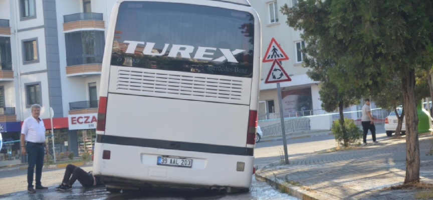 Kırklareli'nde otobüs çukura saplandı