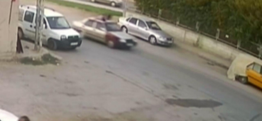 Husumetlisine çarpıp 300 metre arabanın tavanında sürükledi