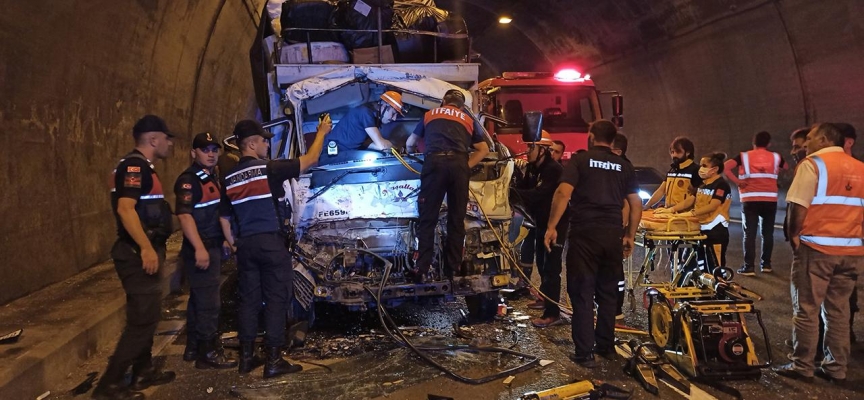 Bolu Dağı Tüneli'nde zincirleme kaza: 3 tır ve 1 kamyonet birbirine girdi