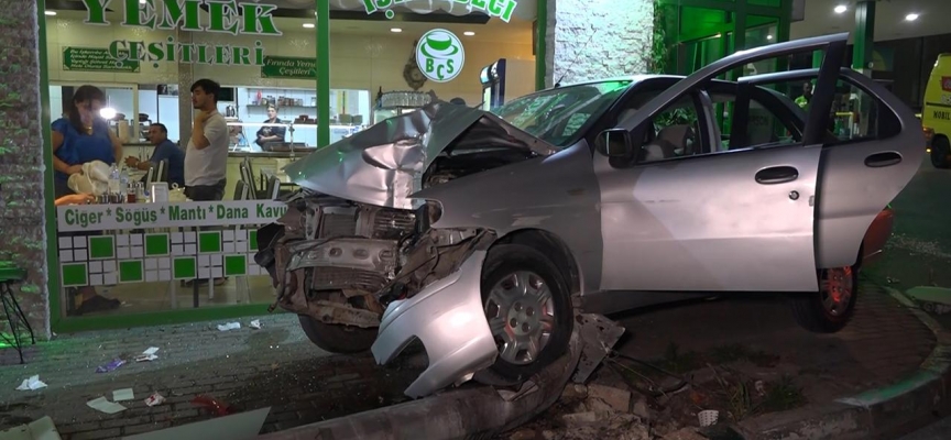Kontrolden çıkan otomobil aydınlatma direğini devirdi