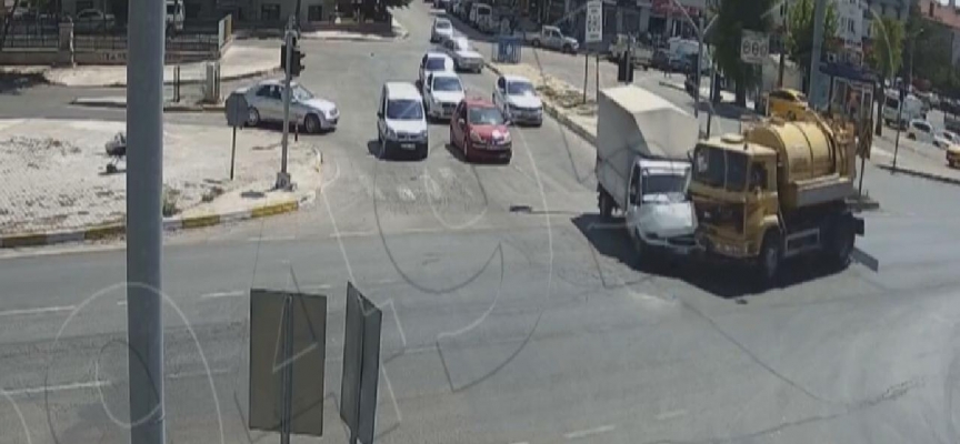 Çorum'da vidanjörle kamyonet çarpıştı: O anlar kamerada