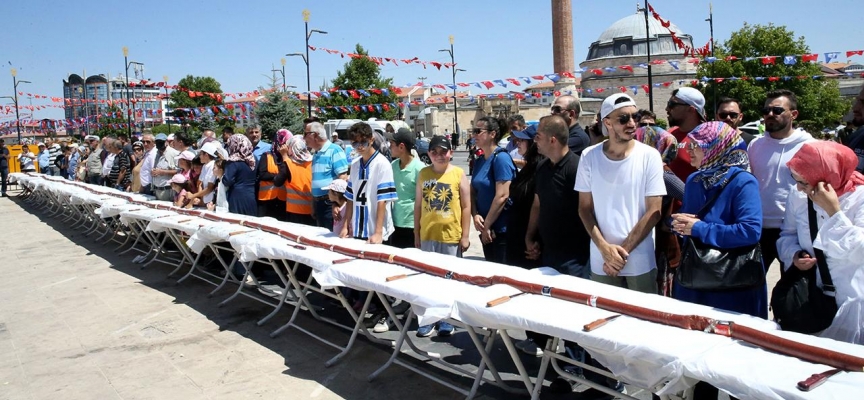 Sivas'ta "Gardaşlık Festivali"nde 58 metrelik sucuk yapıldı