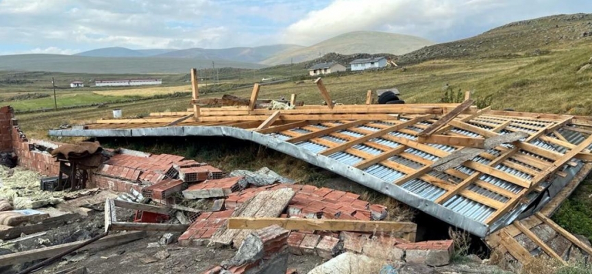 Ardahan'da kuvvetli rüzgar bazı evlerin çatısını uçurdu