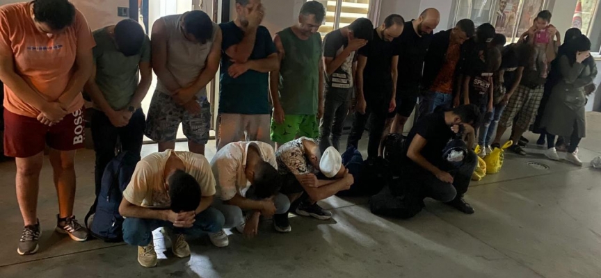 Kamyonetten atlayarak kaçmaya çalışan 24 düzensiz göçmen yakalandı