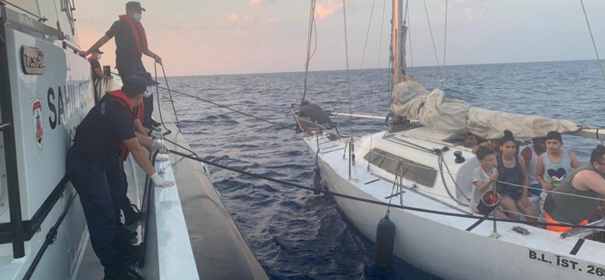 Marmaris açıklarında 64 düzensiz göçmen kurtarıldı