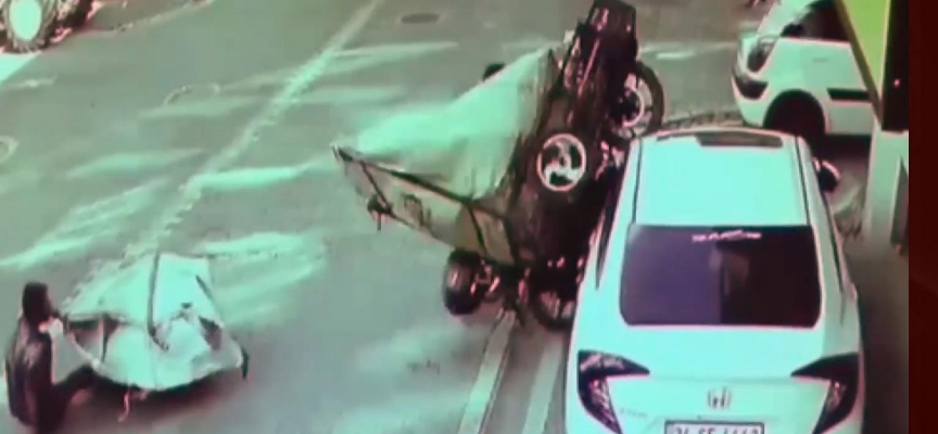 Kağıt toplayıcıları park halindeki araca çarptı: O anlar kamerada