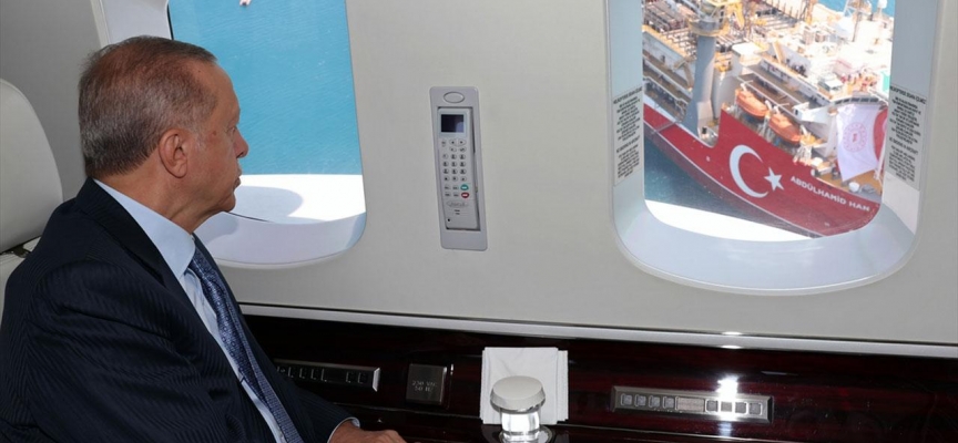 Cumhurbaşkanı Erdoğan Abdülhamid Han Sondaj Gemisi'ni havadan inceledi