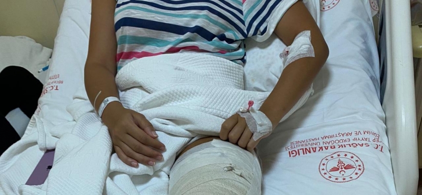 Denizde yüzen genç kızın bacağına yorgun mermi isabet etti