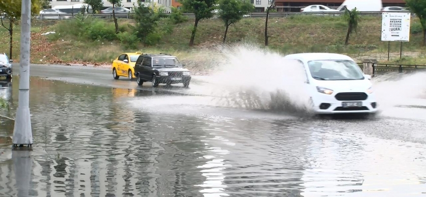 İstanbul'da yağış su baskınlarına neden oldu