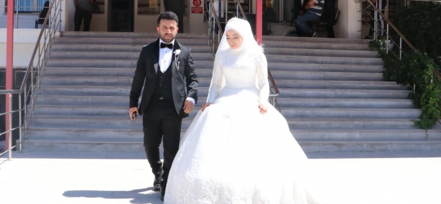 Yozgat'ta öğretmen adayı mülakata gelinliğiyle katıldı