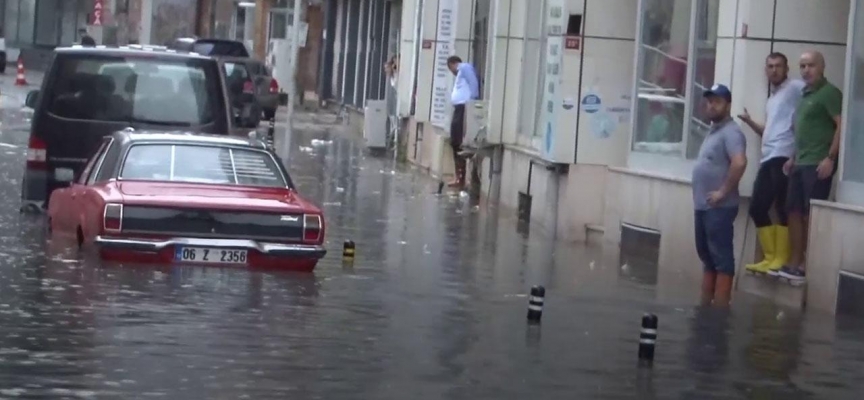 Silivri'de yollar göle döndü, araçlar suya gömüldü