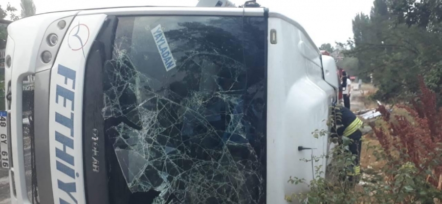 Antalya'da midibüs devrildi: 19 yaralı