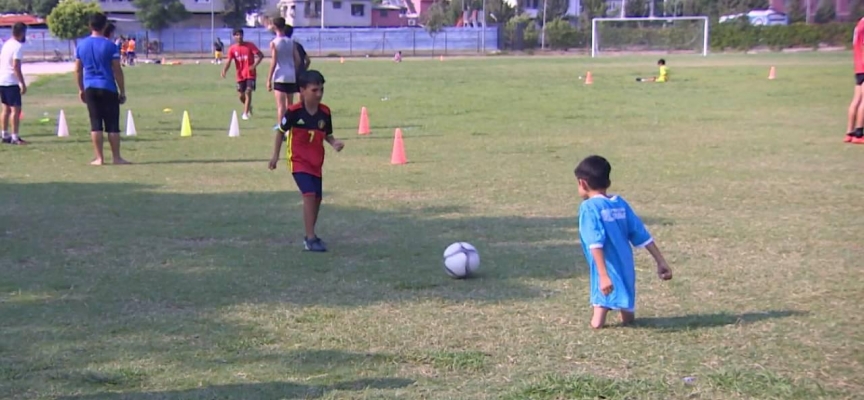 8 yaşındaki Muhammet'in futbol tutkusu engel tanımıyor