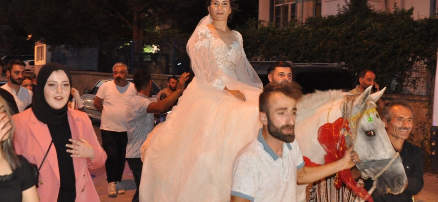 Düğününe at üzerinde giderek çocukluk hayalini gerçekleştirdi