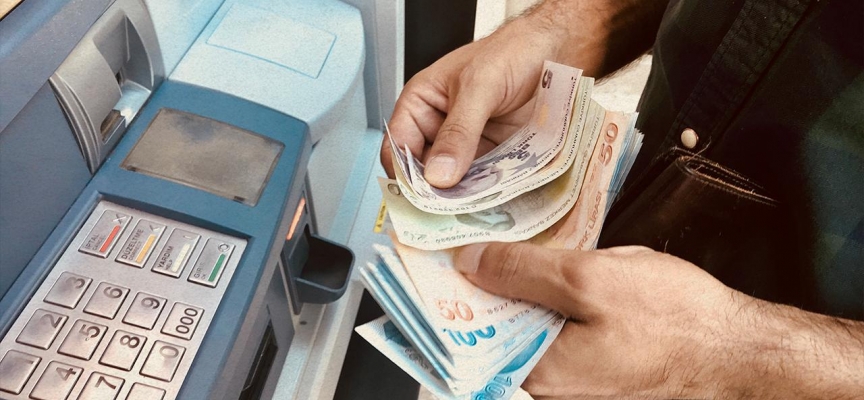 Zonguldak'ta ATM'ye fazla yüklenen para sokağa saçıldı
