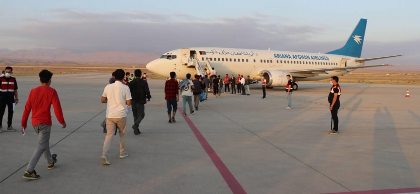 Iğdır'da 136 düzensiz göçmen ülkelerine gönderildi