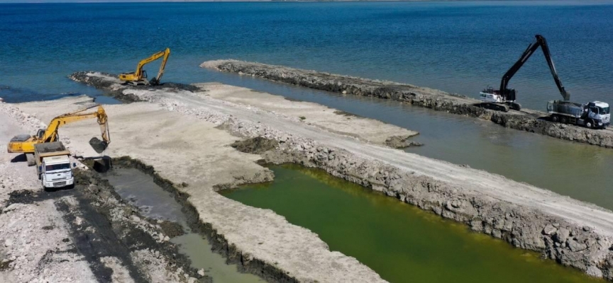 Van Gölü'ndeki dip çamuru temizliği devam ediyor