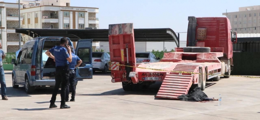 Arızasını gidermek istediği tırın yükleme rampasının altında kaldı