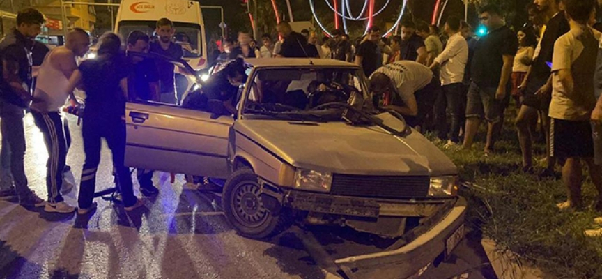 Antalya'da iki otomobil çarpıştı: 1 ölü, 2 yaralı