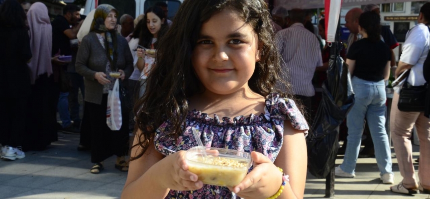 Aydın'da vatandaşlara aşure dağıtıldı