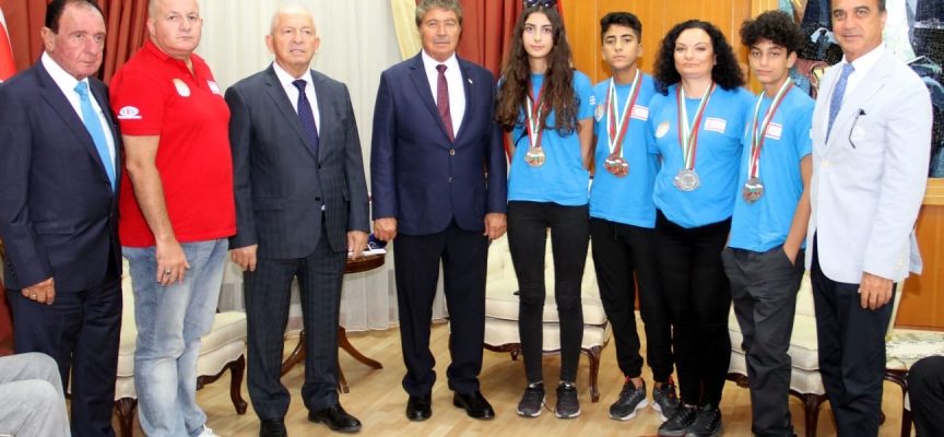 Başbakan Üstel dünya şampiyonlarını kabul etti