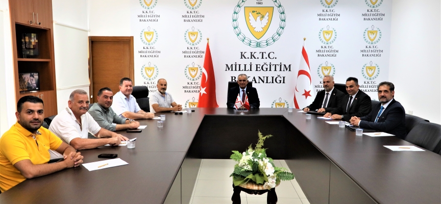 Çavuşoğlu, KKTC’deki öğrenci yurtlarının temsilcileriyle araya geldi