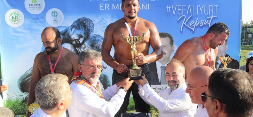 Kepsut Yağlı Güreşleri'nde altın kemer Furkan Durmuş'un