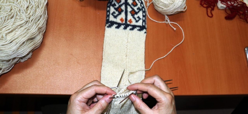 Iğdırlı kadınlar 'yün çorap dokumacılığı'nı yürütüyor