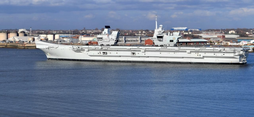 İngiltere'nin en büyük savaş gemisi, ABD'ye hareketinden kısa süre sonra arızalandı