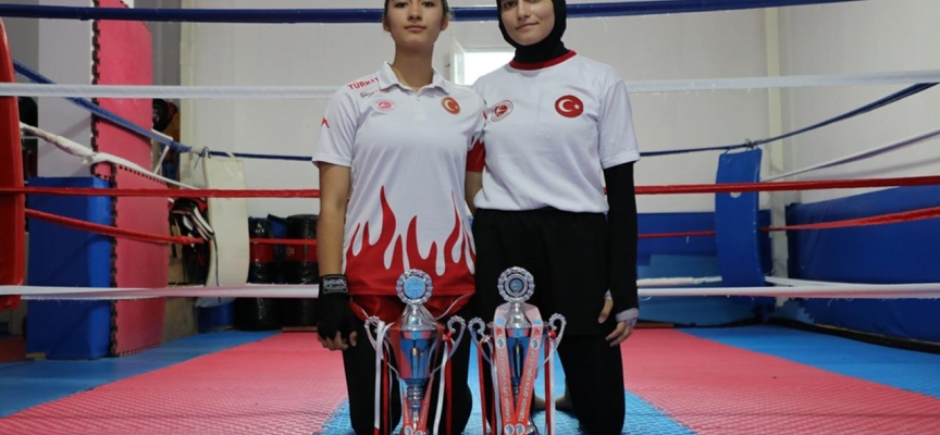 Kick boksta dünya şampiyonu kardeşlerin hedefi hep zirvede kalmak