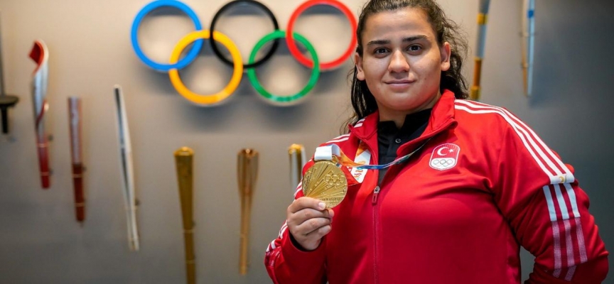 Milli halterci Dilara Narin altın madalyasına kavuştu