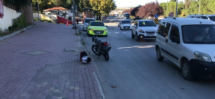 Motosiklet önce yayaya sonra da otomobile çarptı: 2 yaralı