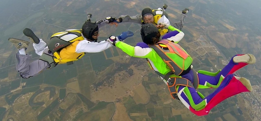 Paraşütçü baba oğul gökyüzünde heyecanı birlikte yaşıyor