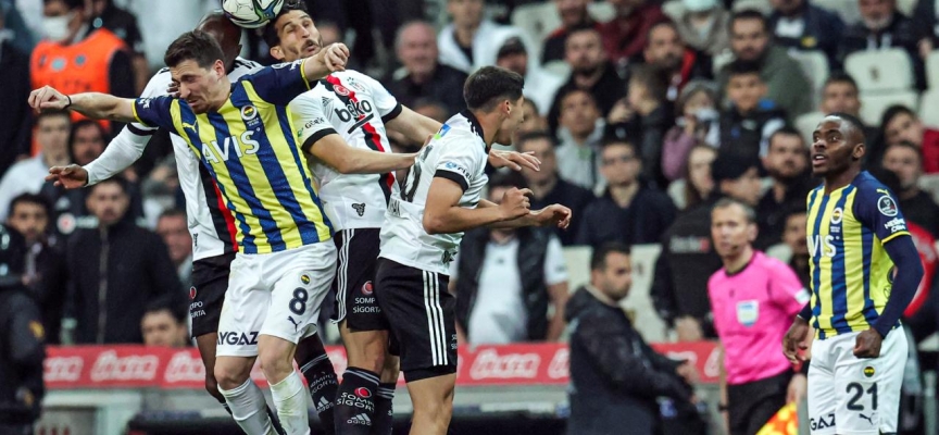 Beşiktaş-Fenerbahçe derbilerinde kartlar havada uçuşuyor
