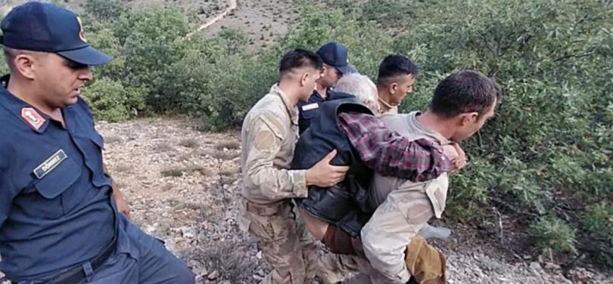 İki gün sonra bulunan yaşlı adamı Mehmetçik sırtında taşıdı