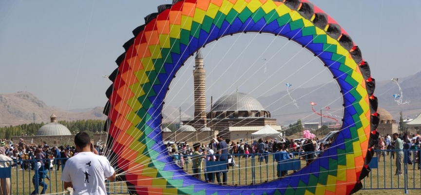 Çocukların uçurduğu uçurtmalar Van'ın semalarını renklendirdi