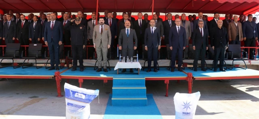 Ağrı'da atıl alanların ekilmesi için çiftçilere buğday tohumu dağıtıldı