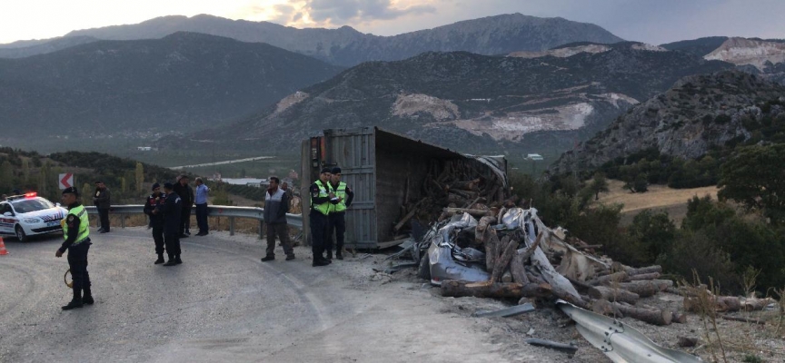 Isparta'da odun yüklü tır otomobilin üzerine devrildi: 2 yaralı