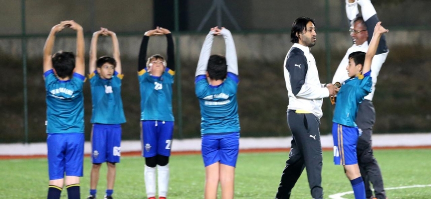 Sivasspor'un eski kaptanı Hayrettin yeni yetenekleri futbola kazandırıyor