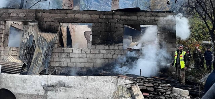 Artvin'de çıkan yangında 2 ev kullanılamaz hale geldi