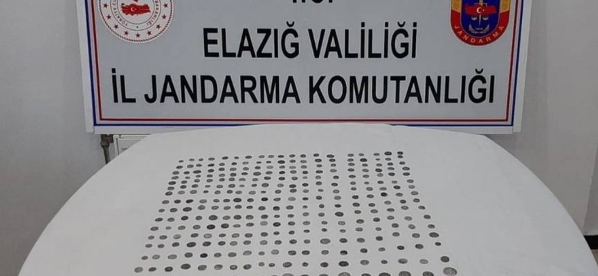 Tarihi sikkeleri jandarmaya satmaya çalışan 5 zanlı yakalandı