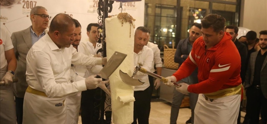 Şampiyonlar satır ve baltayla "maraş dondurması" kesti