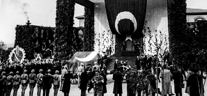 10 Kasım 1938'de saatler 9'u 5 geçe durdu