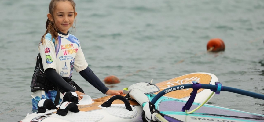 Çağla Kubat'ın kızı Selin rüzgar sörfüyle büyüyor