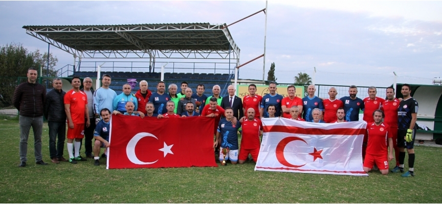 Cumhuriyet Meclisi ve Antalya Master futbol takımları dostluk maçı yaptı